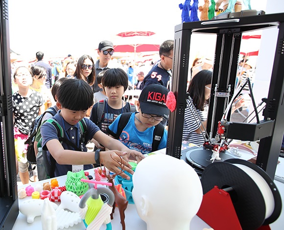 2017 화성 뱃놀이 축제를 찾은 아이들이 화성시 학교 복합화 시설 ‘이음터’홍보부스에서 ICT 특화 프로그램인 3D프린터를 체험해보고 있다. 축제는 오는 4일까지 전곡항에서 열리며, 프로그램 및 공연과 관련한 자세한 사항은 ‘2017 화성 뱃놀이 축제’홈페이지(www.hs-festival.co.kr)에서 확인할 수 있다.  