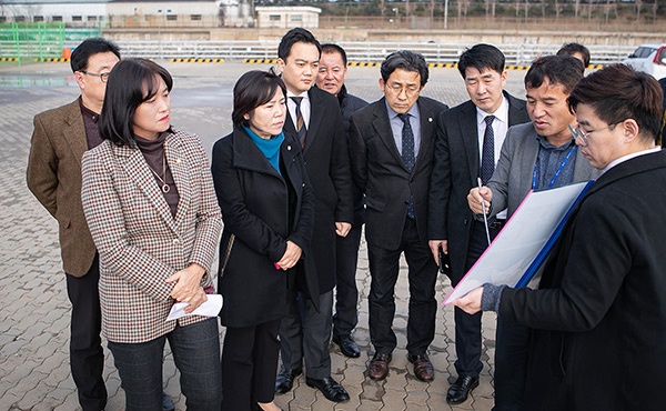 기획행정위원회 위원들이 관련부서로부터 화성 공룡자연과학센터 건립 예정부지(사진1)과 고온리 커뮤니티센터 조성사업 부지(사진2)에 대한 설명을 청취하고 있다.