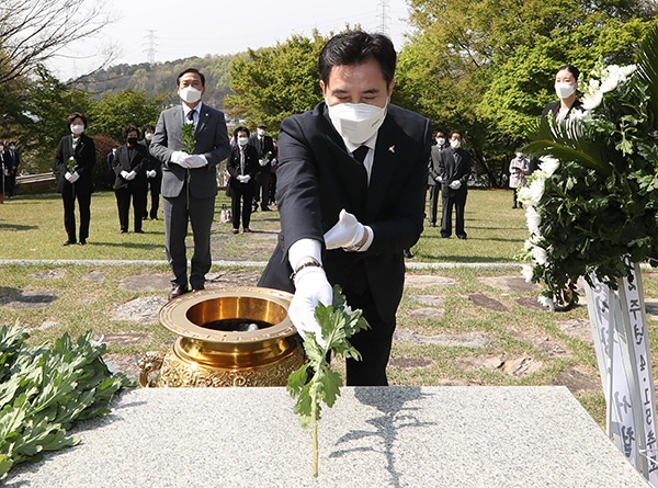 화성시, 4.15 제암·고주리 사건 합동묘역 참배  