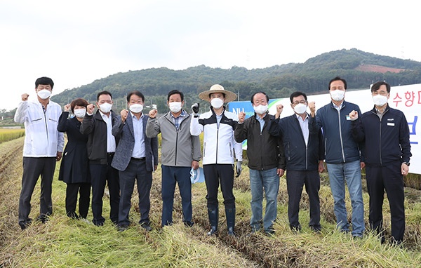 서철모 화성시장, 수향미 벼베기 현장 격려방문