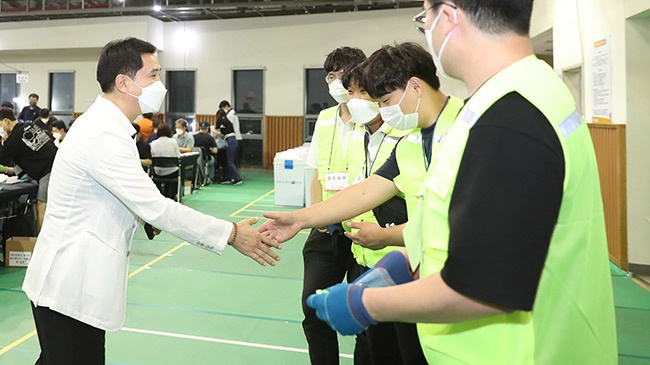 서철모 화성시장, 밤새 고생한 선거종사원 격려 