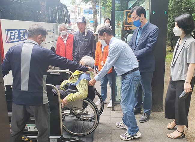 정명근 화성시장 당선인, 중증장애인 나들이 격려