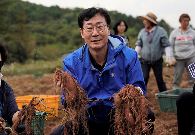 정명근 화성시장, 지역 사회단체와 사랑의 고구마 수확