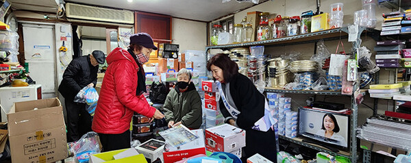 화성시의회 김경희 의장, 설 맞이 무료급식소 및 사강시장 방문 격려