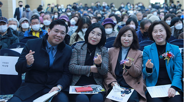 왼쪽부터 이계철, 조오순, 김경희 의원, 송옥주 국회의원