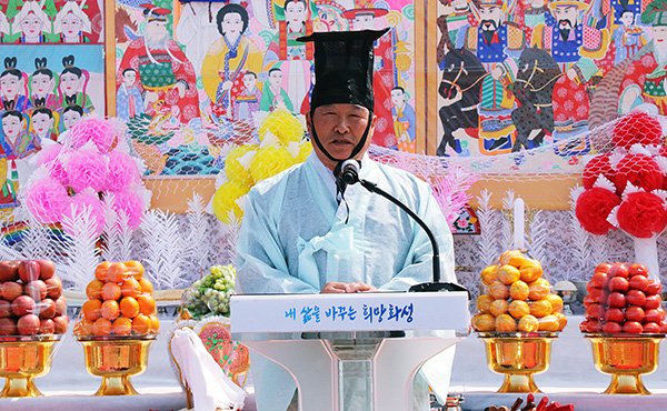 화성시의회 이문섭 부의장이 '제10회 화성시 궁평항 풍어제' 축사를 전하고 있다.