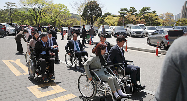 화성시의회, 제43회 장애인의 날 맞아 장애체험 동참