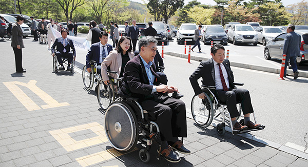 화성시의회, 제43회 장애인의 날 맞아 장애체험 동참