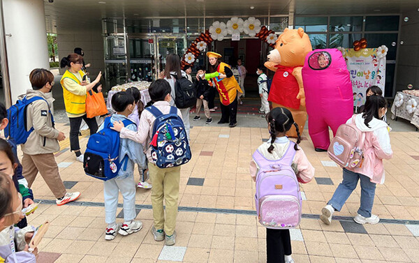 이솔초등학교,학부모회와 함께하는 '등굣길 깜짝 어린이날 행사’ 개최