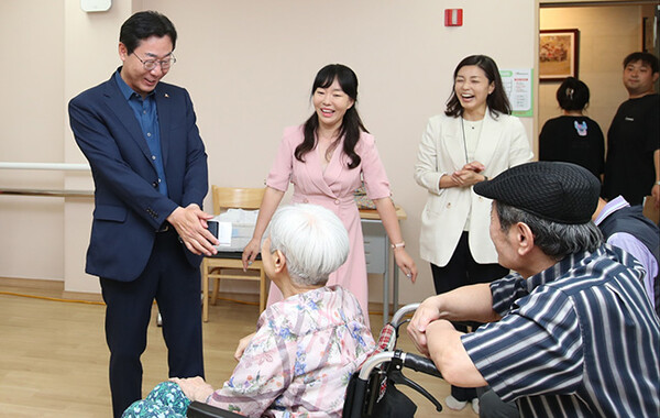 화성시동탄치동천종합사회복지관, 어르신들을 위한 장수사진 촬영 진행