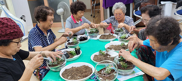 화성시남부노인복지관, ‘찾아가는 경로당 원예프로그램’실시