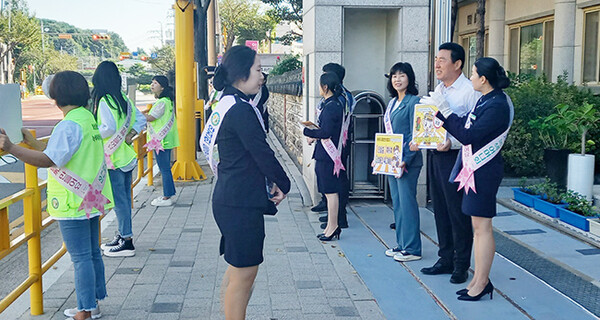 국민의힘 석호현 위원장 배양초등학교 녹색어머니회와 함께 교통안전캠페인 진행 !!